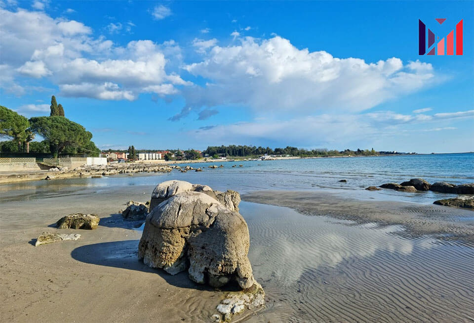 Peščena plaža v Zambratiji