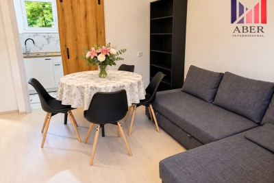 UMAG – CENTAR, 50 M OD MORA! Renoviran, namješten stan s balkonom – odmah useljiv!