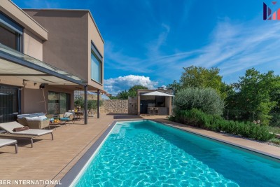 DESIGNER-LUXUSVILLA MIT POOL IN DER NÄHE VON UMAG (ISTRIA)