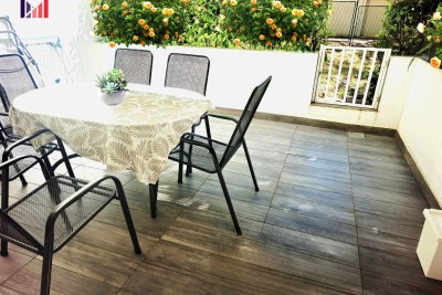 WOHNUNG MIT GARTEN (TERRASSE) IM ERDGESCHOSS IN MEERNÄHE UND STRÄNDEN – UMGEBUNG VON NOVIGRAD (ISTRIEN) - ZU VERKAUFEN